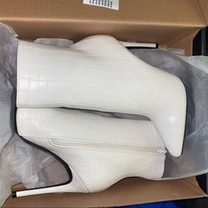 White croc print closed-toed stiletto boot ❤️‍🔥